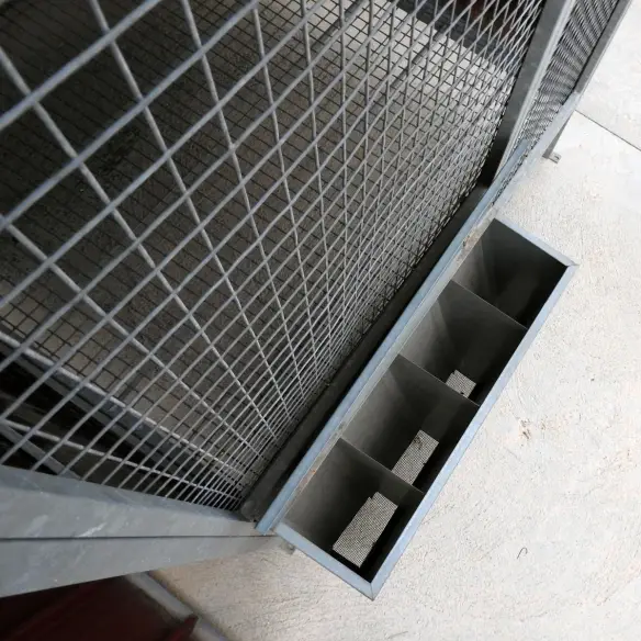 Feeder with dust filter for pigeons