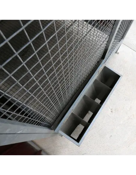 Feeder with dust filter for pigeons