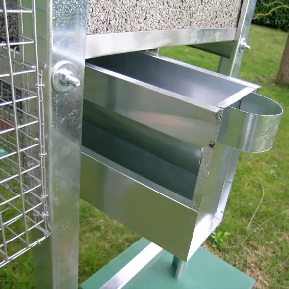 Sliding feeder with external loading system