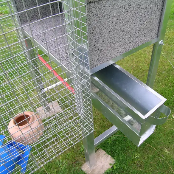 Sliding feeder with external loading system