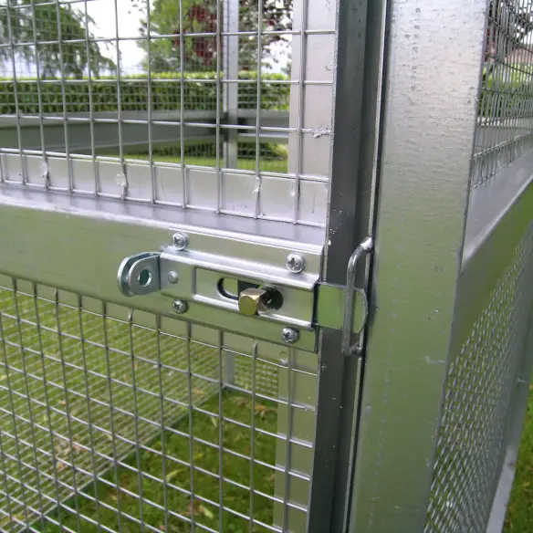 Door latch of modular aviary