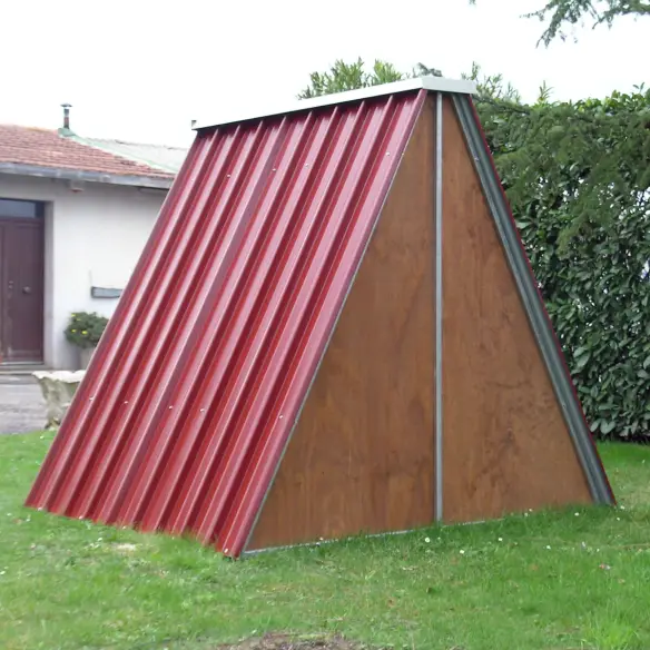 Back of sheet metal shelter for animals