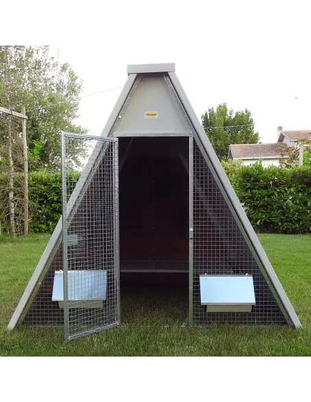 Entrance with latch holder of insulated ground chicken coop