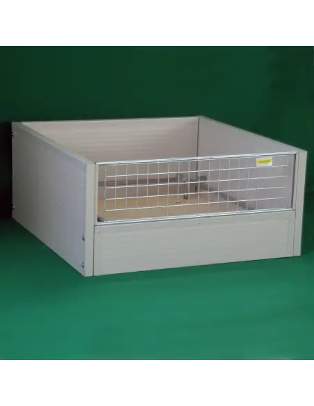 Whelping box for dogs made of insulated sandwich panels