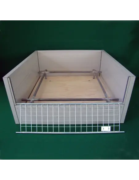 Entrance of insulated whelping box for dogs