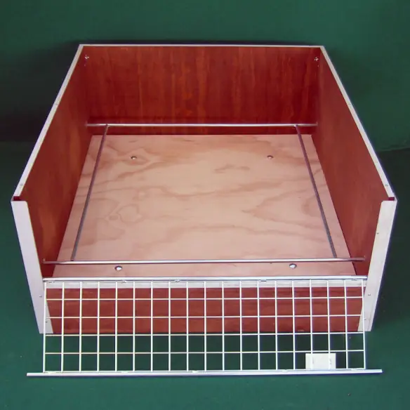 Ingresso della cassa parto in legno per cani