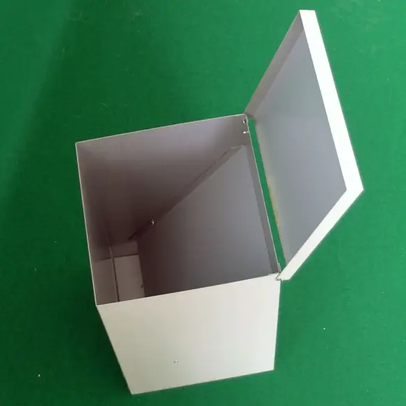 Apertura del coperchio della mangiatoia automatica per cani