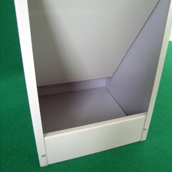 Sistema di auto-ricarica del cibo nella mangiatoia per cani