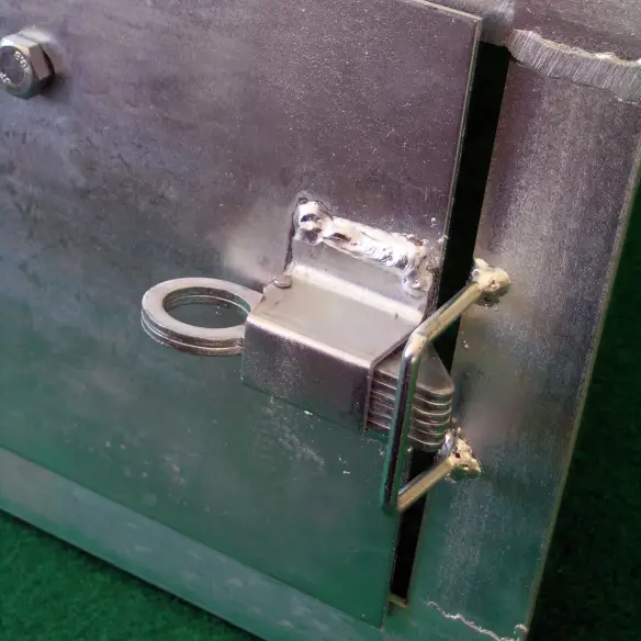 Chiusura con catenaccio del supporto ciotole per cani