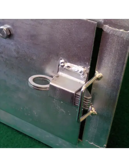 Latch closure of dog bowl stand