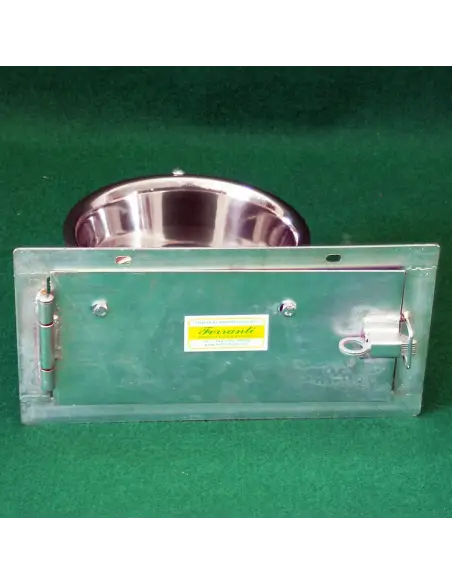 Closed position of single swivel dog bowl