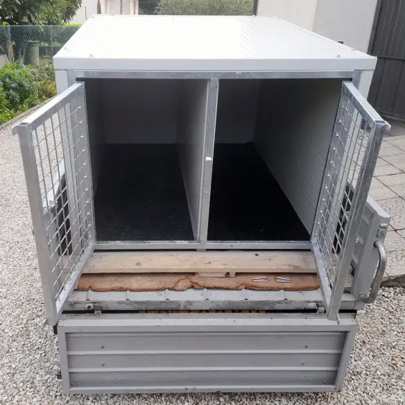 Open dog transport box for pickup use