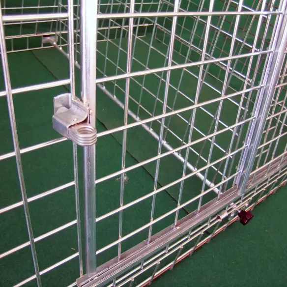 Door latch of custom dog transport box