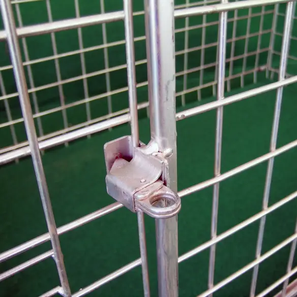Chiusura porta con catenaccio portalucchetto della gabbia per cani