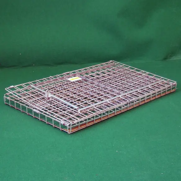 Closed dog crate for car transport