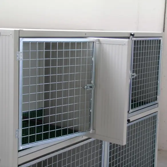 Removable internal divider of veterinary cage