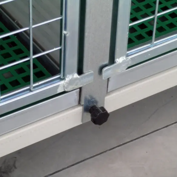 Removable internal divider of veterinary cage