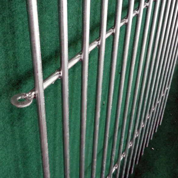 Sistema di fissaggio del recinto per cuccioli in acciaio