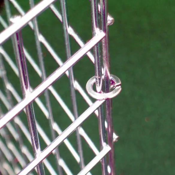 Sistema di chiusura del recinto per cuccioli in rete