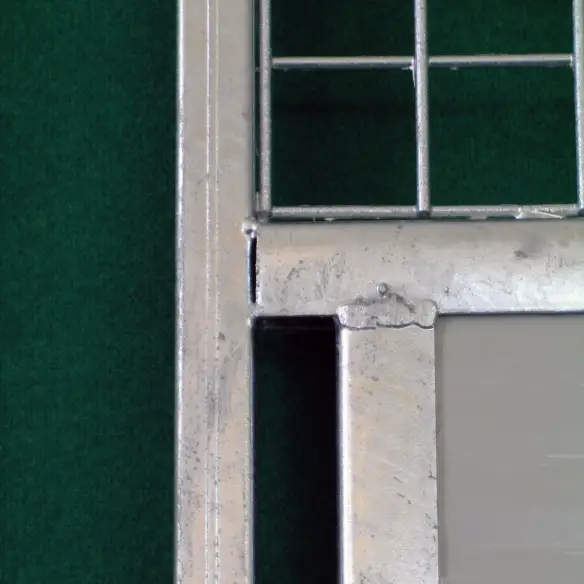 Detail of divider panel for dog kennel