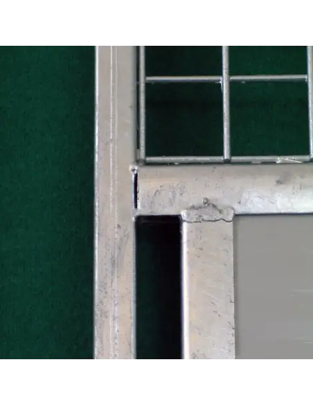 Detail of divider panel for dog kennel