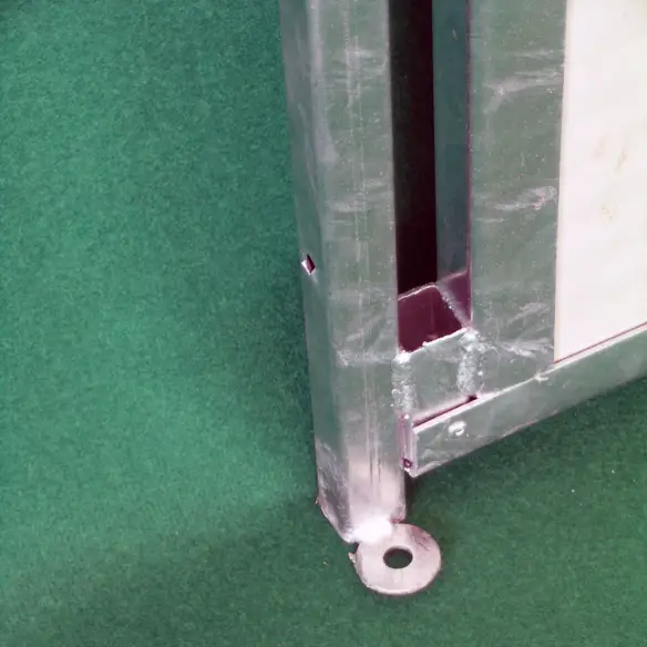 Ground fixing of divider panel for kennel