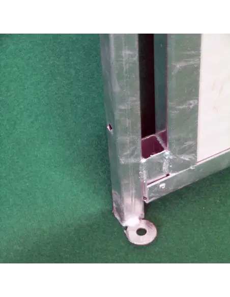 Ground fixing of divider panel for kennel