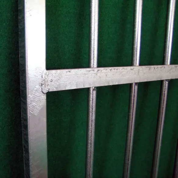 Detail of galvanized bar panel for dog kennel