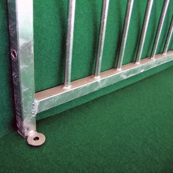 Ground fixing of kennel bar panel