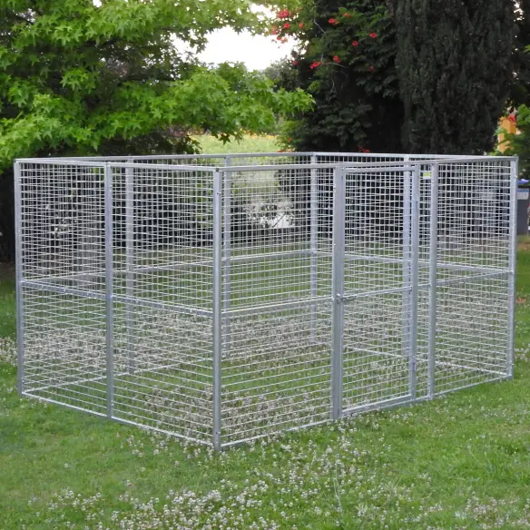 Box per cani completo realizzato con pannelli e cancelli in rete