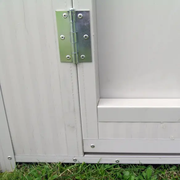 Porta con gattaiola a saracinesca della cuccia per cani