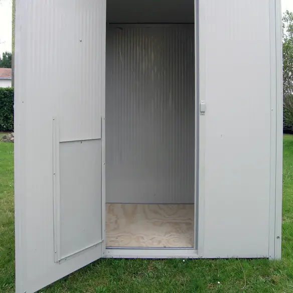 Interior of XXL insulated dog house with raised floor