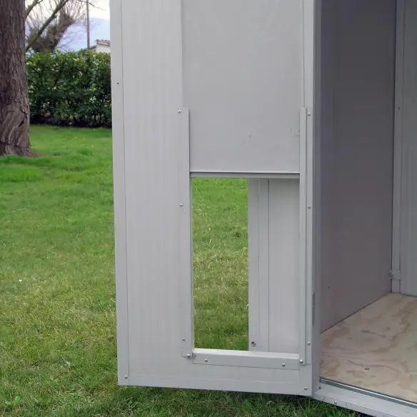 Porta con gattaiola a saracinesca della cuccia per cani