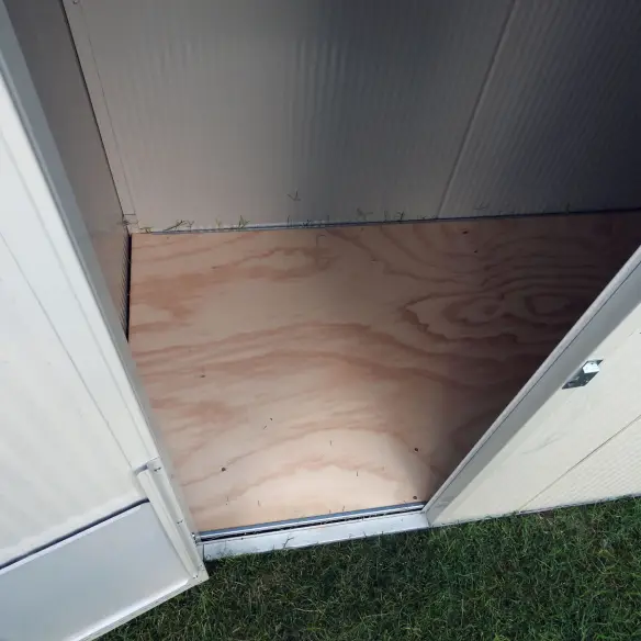 Interno della cuccia per cani XXL con fondo rialzato