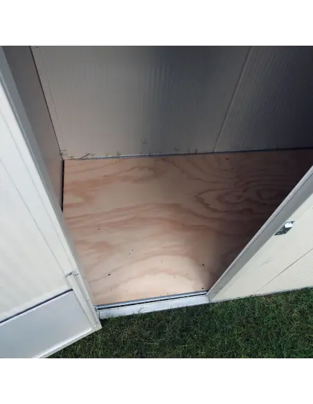 Interior of XXL insulated dog house with raised floor