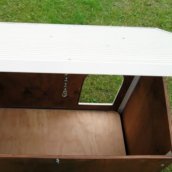 Interno della cuccia in legno per cani