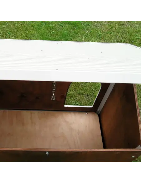 Interno della cuccia in legno per cani