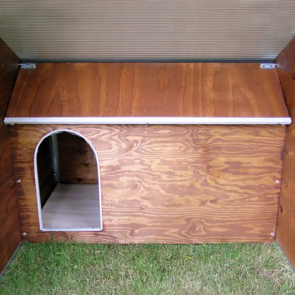 Cuccia interna con tettino apribile del box per cani