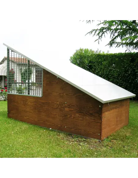 Back view of insulated Labrador dog box