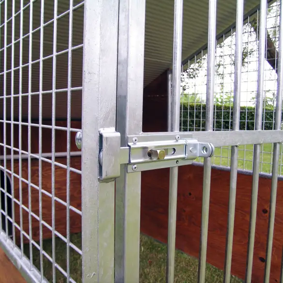 Chiusura con catenaccio portalucchetto del box per cani