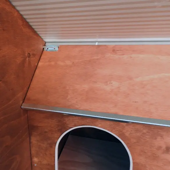 Cuccia interna con tetto apribile del box per cani