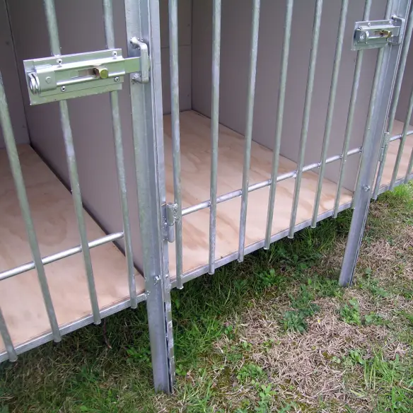 Porta d’ingresso del box per cani da addestramento