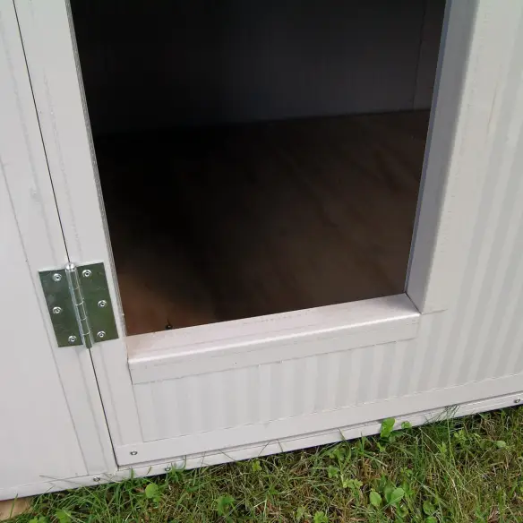 Ingresso con pedana in legno rialzata nella zona notte