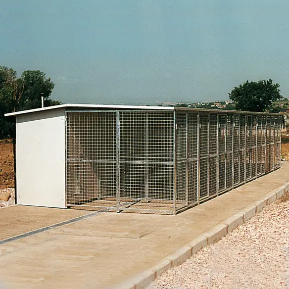 Serie di box per cani mod. Modular montati in linea