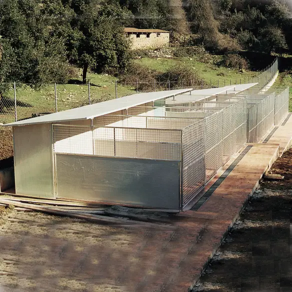 Serie di box per cani mod. Modular montati in linea
