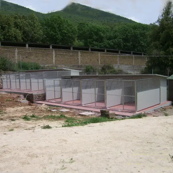 Serie di box per cani mod. Modular montati in linea