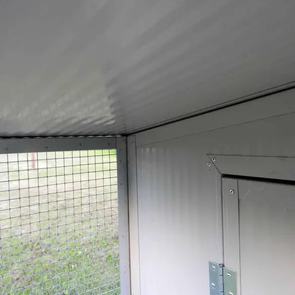 Dettaglio pannello coibentato e rete per casetta gatti