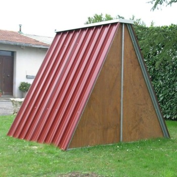 This Shelter / House / Ark is made entirely of insulated panels, framed with galvanized metal sections. It is suitable for vario