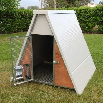 Insulated chicken coop for chickens or hens